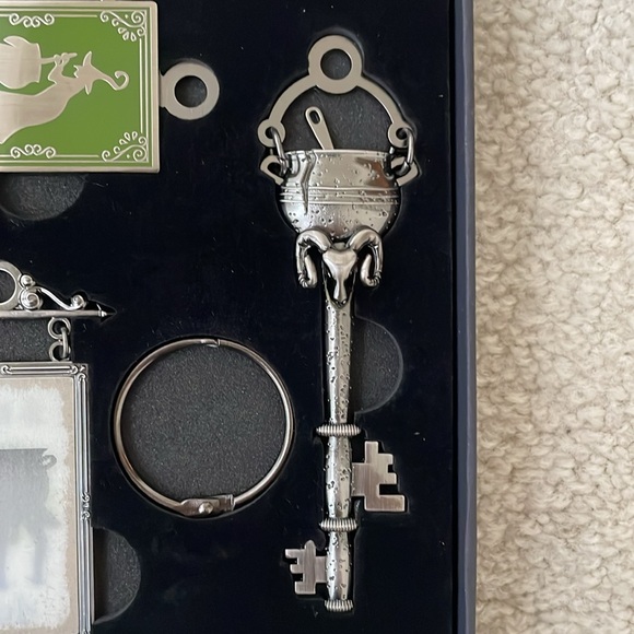 LitJoy Harry Potter Magical 'The Cracked Kettle Pub Key #22' - Picture 5 of 11